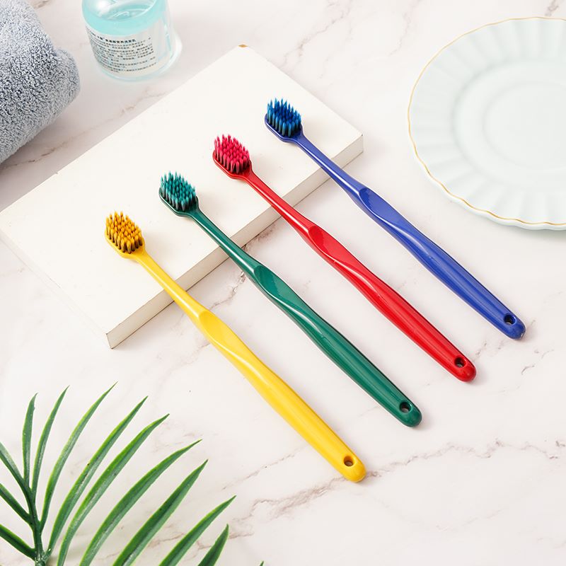 فرشاة أسنان ناعمة ذات علامة تجارية للأزياء السريعة ونمط ملون