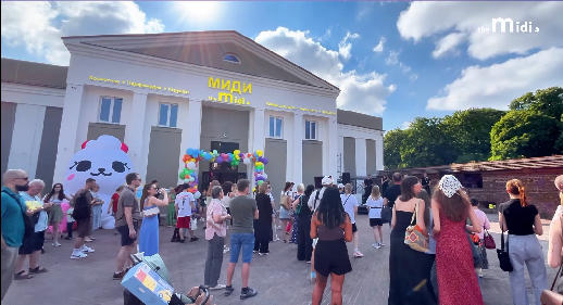 THE MIDI. Russia's 700-square-meter flagship store has grandly opened