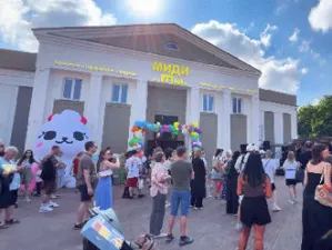 THE MIDI. Russia's 700-square-meter flagship store has grandly opened
